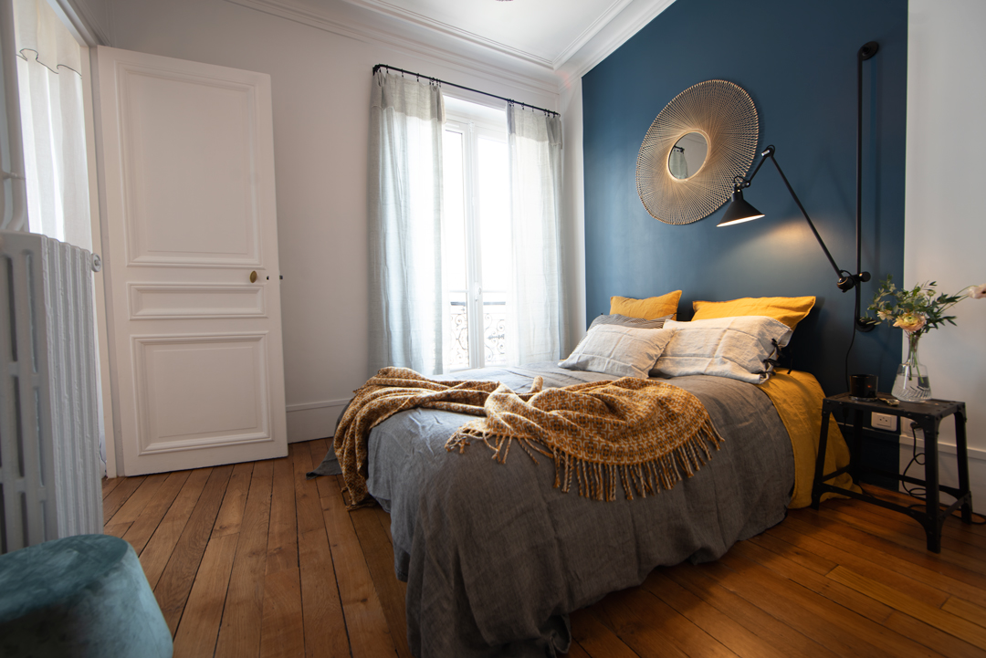 https://toutsimplementdeco.com/wp-content/uploads/2019/08/12-decoration-appartement-haussmannien-chambre-lumineuse-bleu-fonc%C3%A9-gris-touche-metal.jpg